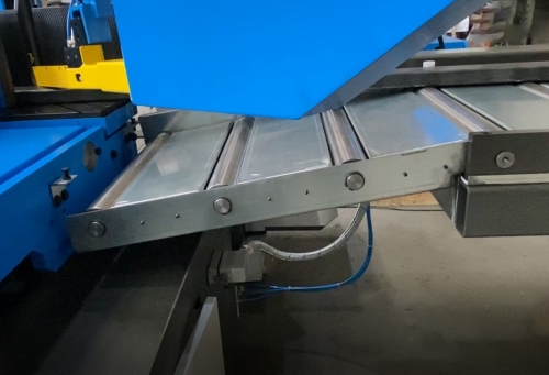 Adattatore con sollevamento pneumatico / Connection table at pneumatic lifting