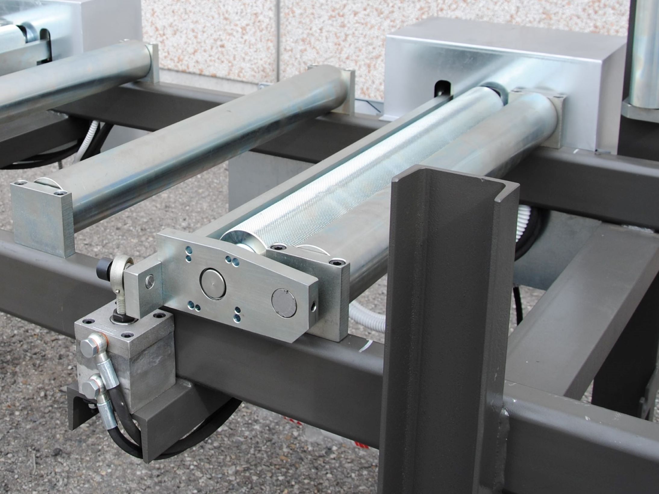 Powered roller lifting and moving iron pieces, sleek or knurled, controlled via operation panel