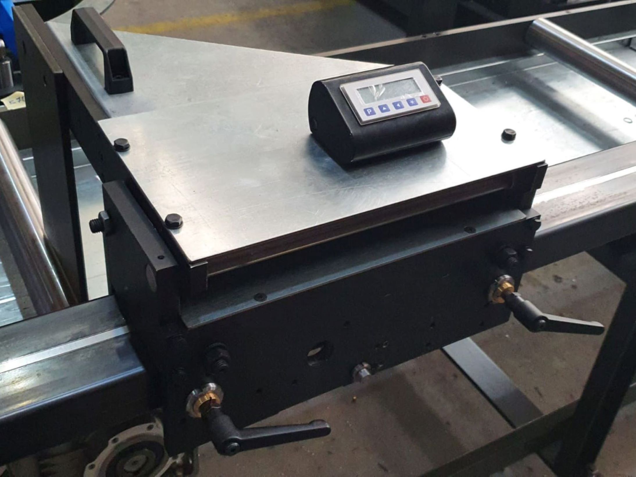 Mechanical length stop with sliding on iron pipe and manual lifting.