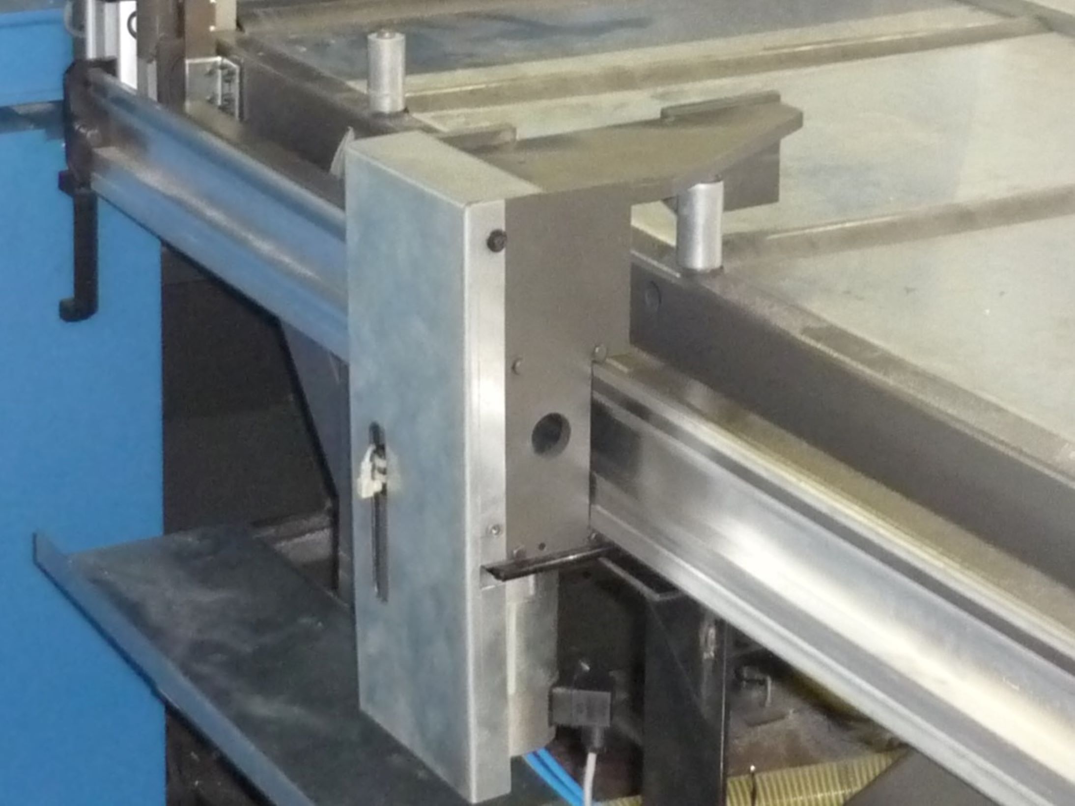 Length stop mounted on aluminum profile with magnetic strip, used for detecting size and precise positioning.