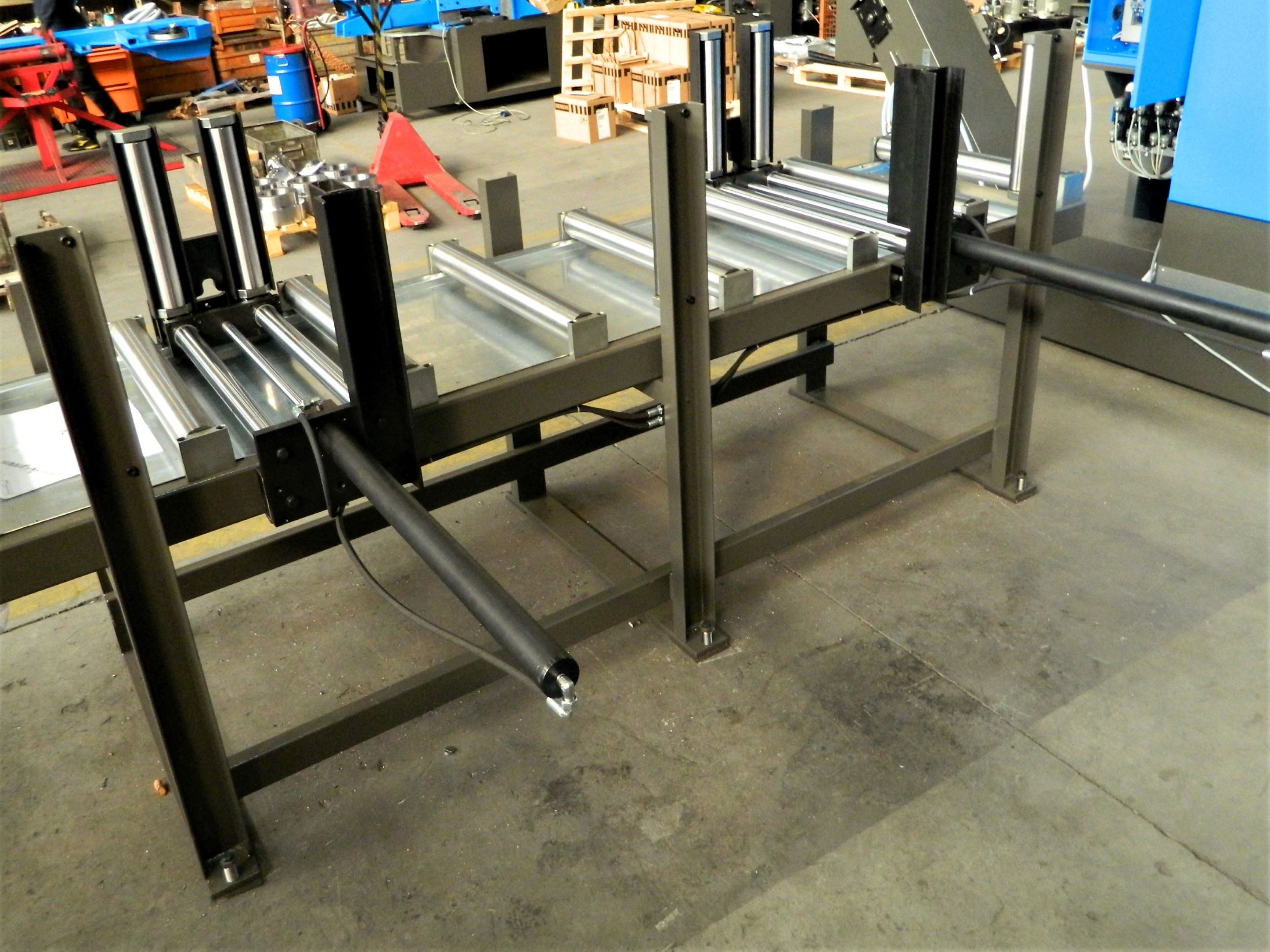 Special device for aligning material on vertical rollers, hydraulic cylinder controlled via push-button panel or bandsaw control device